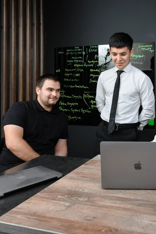 Сотрудники Webstr на встрече в переговорной
